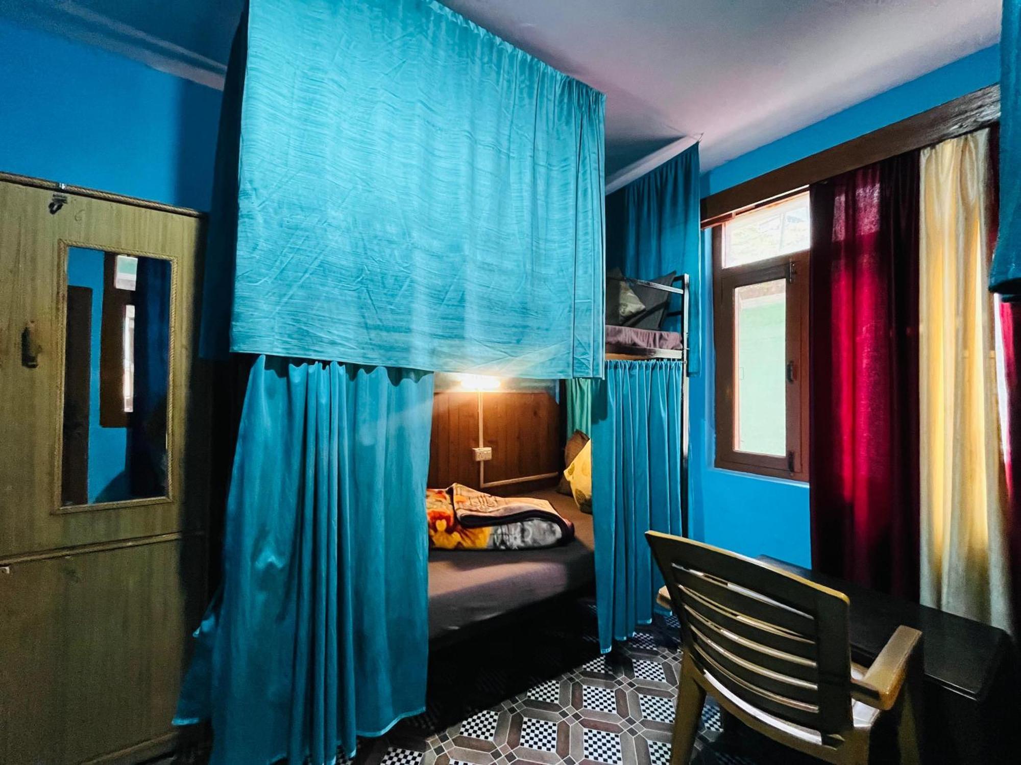 Non Stop Cafe Hostel & Stay Manali  Exterior photo